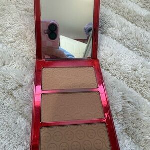 One size bronzer Palette. Light trio